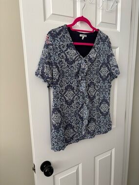 croft & barrow navy and white patterned V-neck blouse